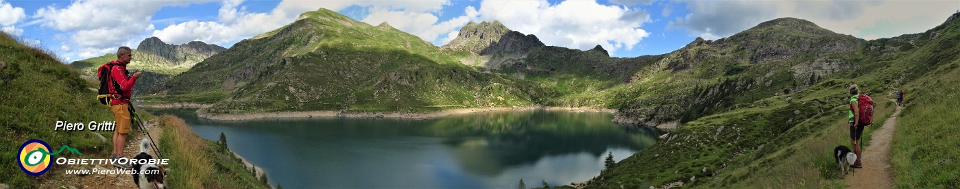 93 Sul sent. 215 con vista sui Laghi Gemelli saliamo al Passo di Mezzeno.jpg